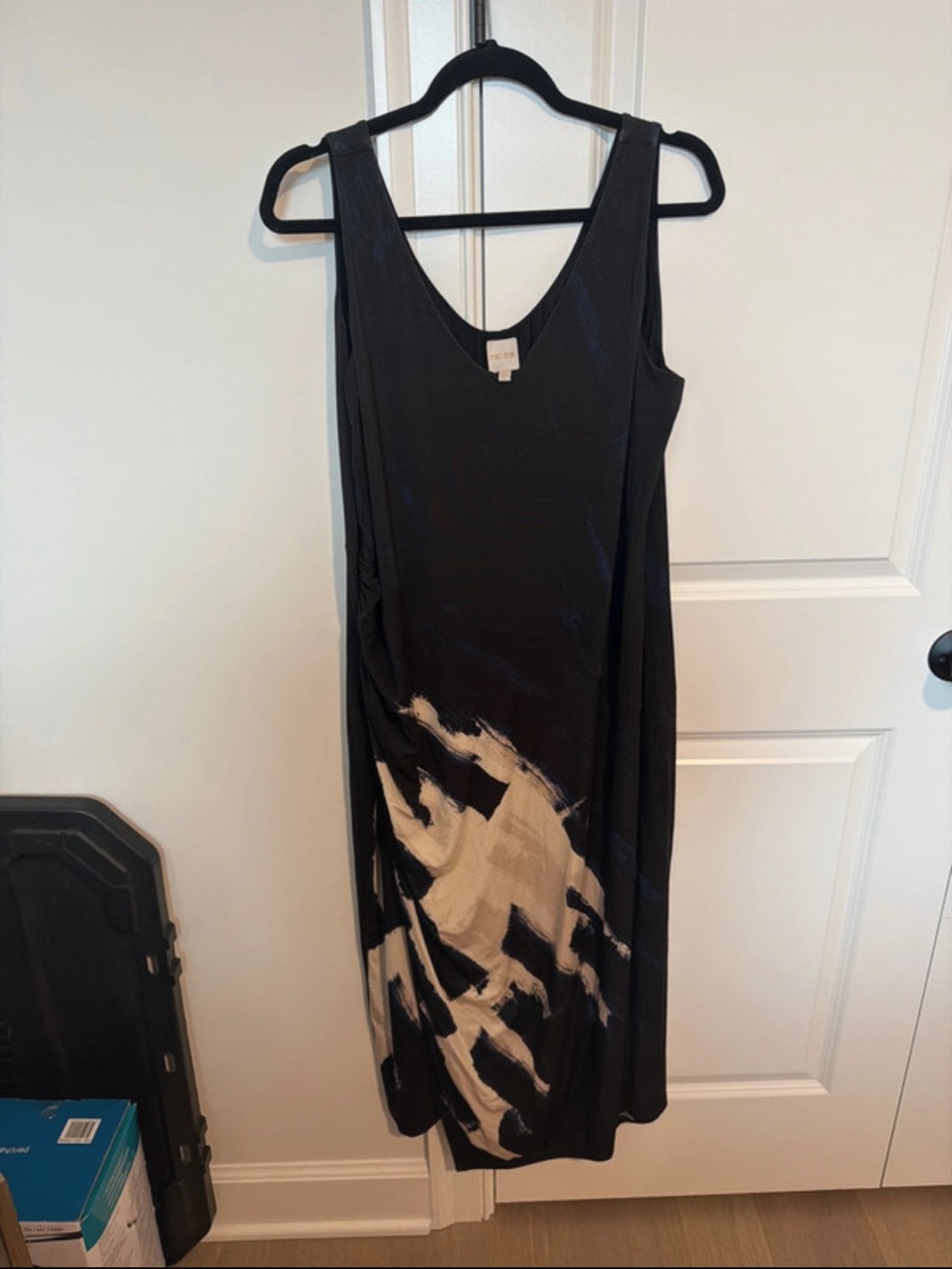 NIC+ZOE Black Sleeveless V-Neck Dress with Cream Brushstroke Detail